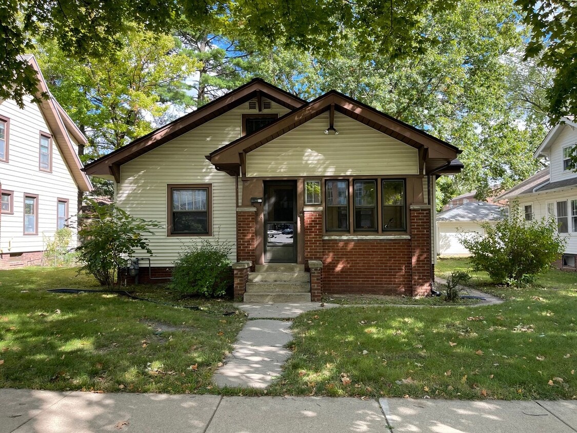 Primary Photo - 2 Bedroom 1 Bath on Campus