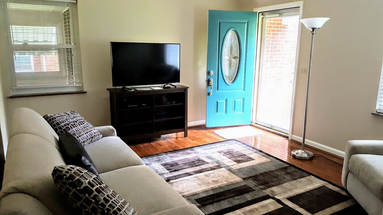 Foto principal - 8433 Wicklow Ave
