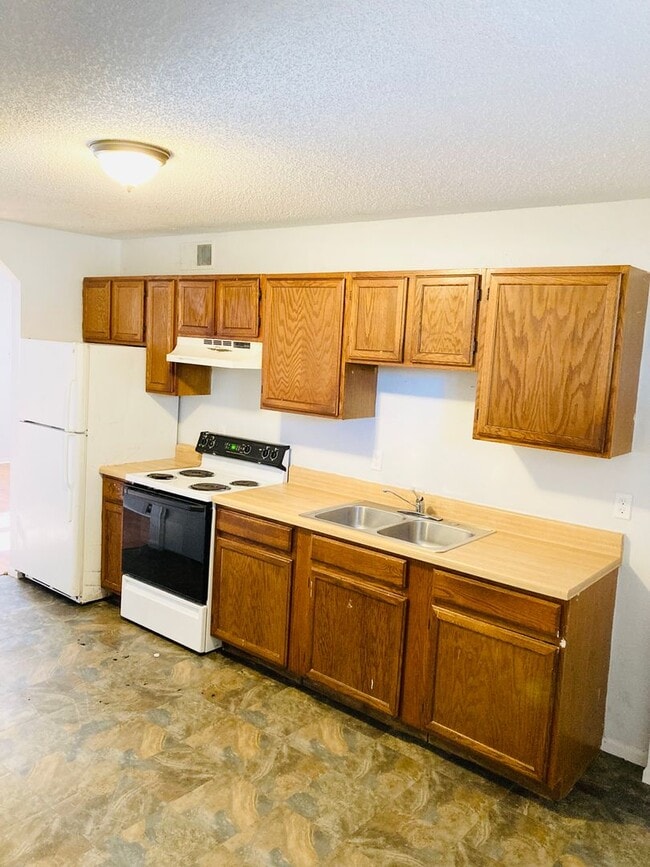 Building Photo - Great Two Bedroom Apartment