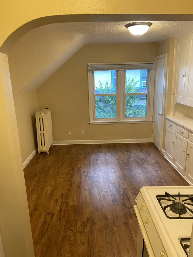 Kitchen/Dining - 272 George St W