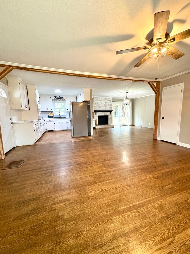 Foto del edificio - 1081 Ragin Ln