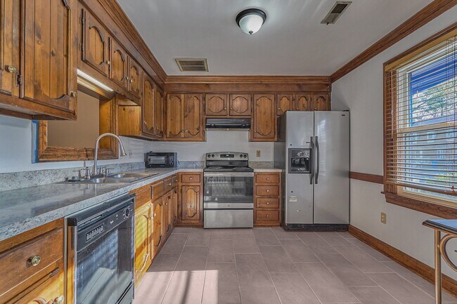 Building Photo - 307 Middle Oaks Dr