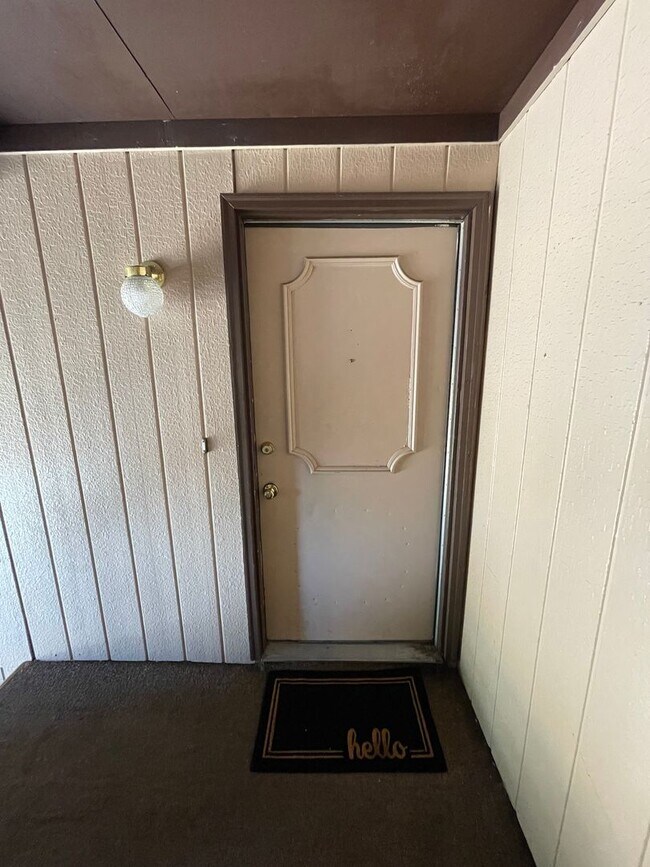 Building Photo - 3 bed 1 bath upstairs apartment with deck ...