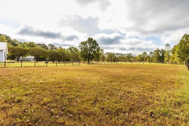 Foto del edificio - Great House with Barn on 8 acres!!!