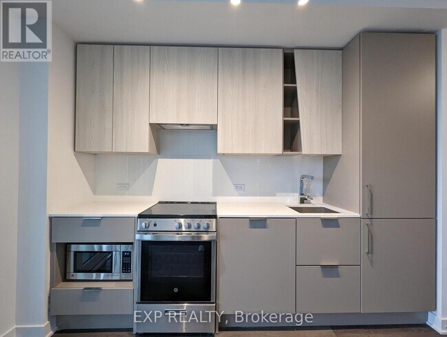 Photo du bâtiment - 3900-3900 Confederation Pkwy