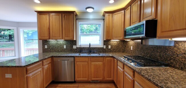 Foto del edificio - Spacious 5 Bedroom Executive Level Home