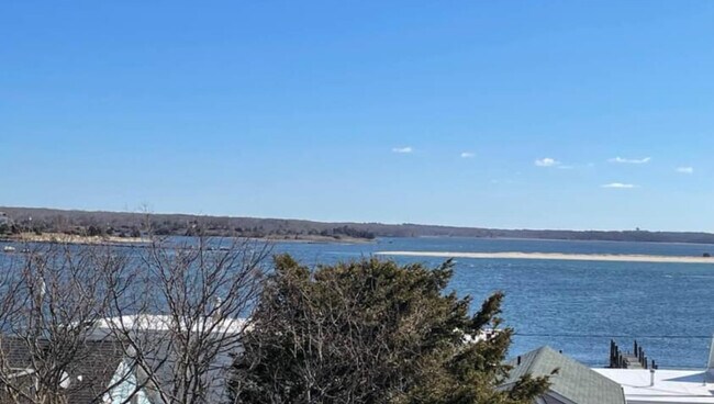 Sandy Point - 12 Trumbull St