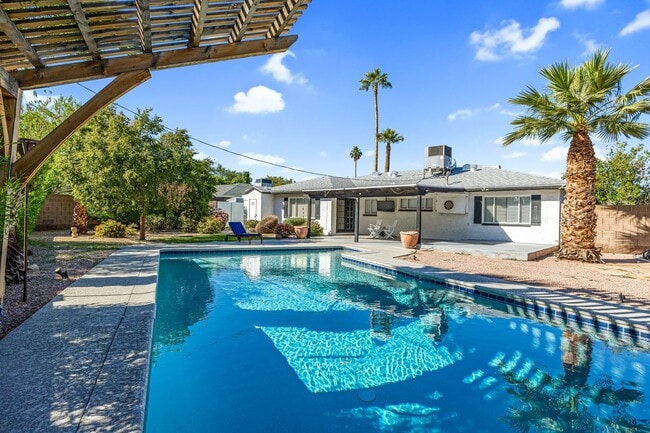 Building Photo - Now Leasing & Ready for immediate move in! HUGE POOL – Fully Updated Scottsdale Home!