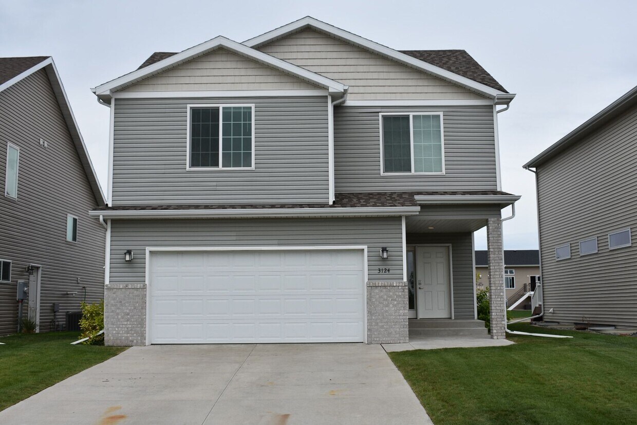 Primary Photo - 3 Bed 3 Bath Single Family Home