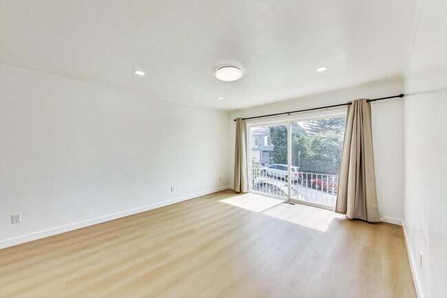 Building Photo - Impeccably Remodeled 2BR/1BA Oceanview Nei...