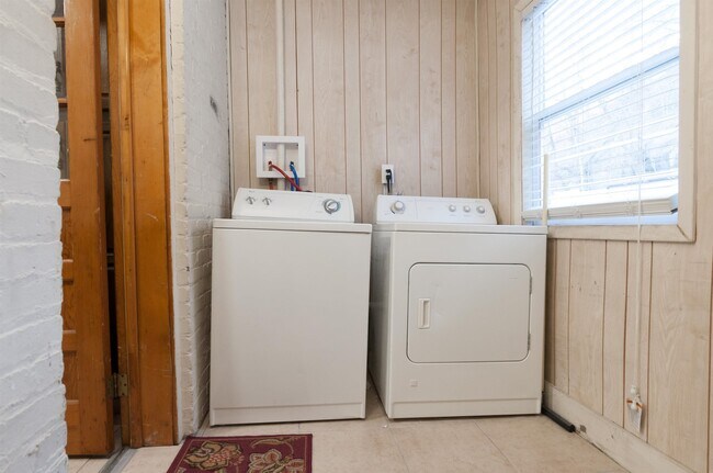 Building Photo - 634 Boulevard E