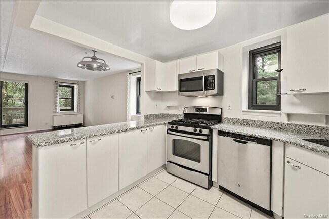 Building Photo - 1376 Midland Ave