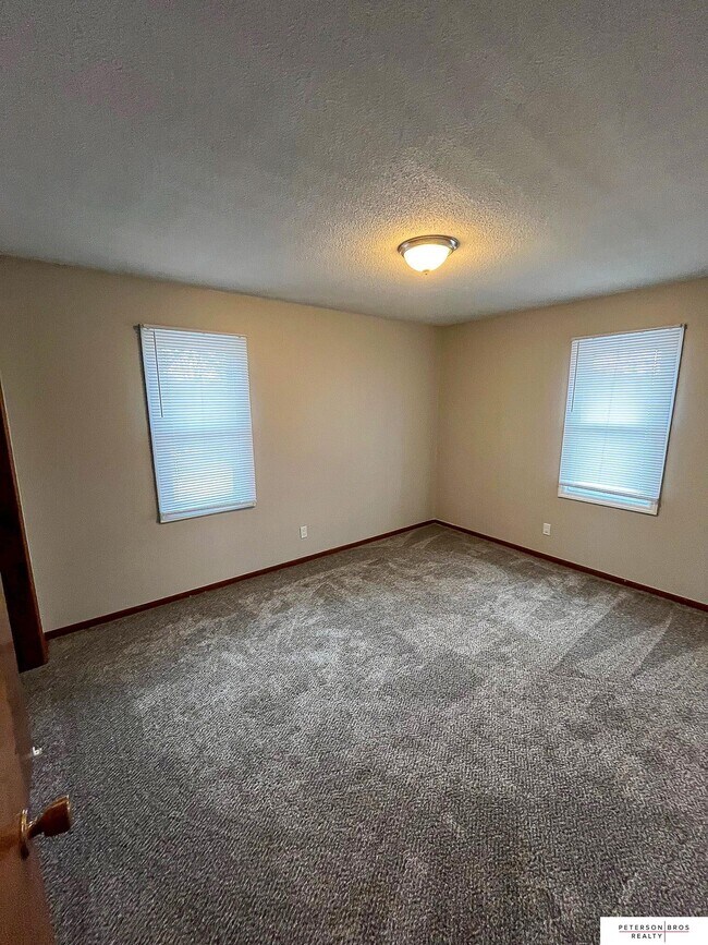 8865 Holmes St, Omaha, NE 68127 Condo for Rent in Omaha, NE