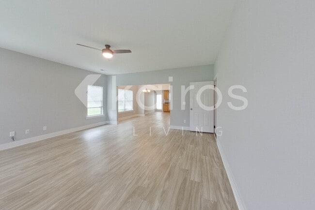 Building Photo - 165 Maple Leaf Dr