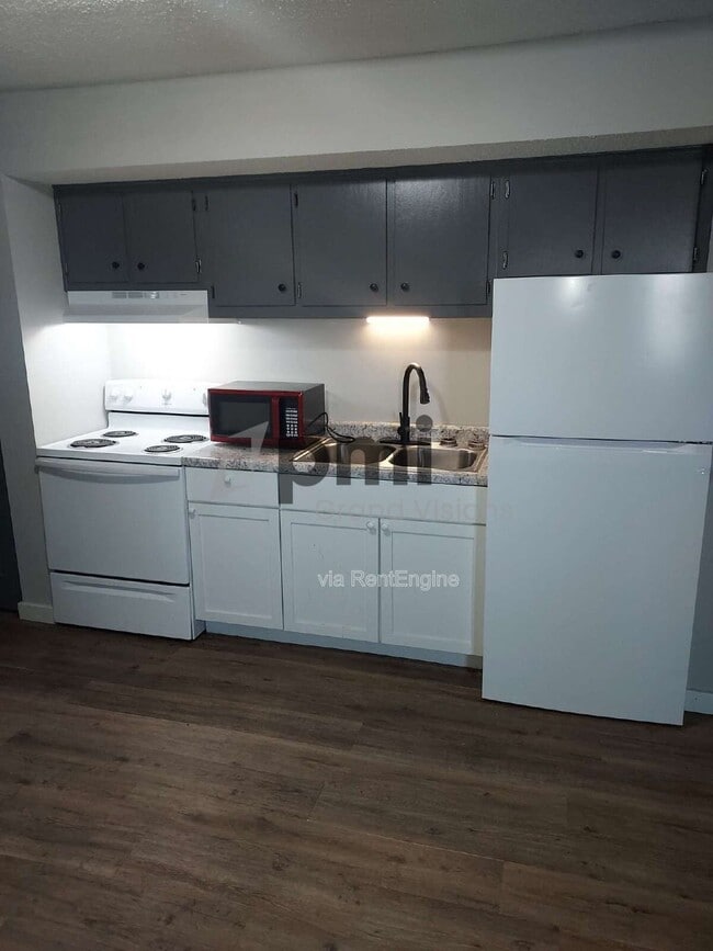 Foto del edificio - 465 E Main St