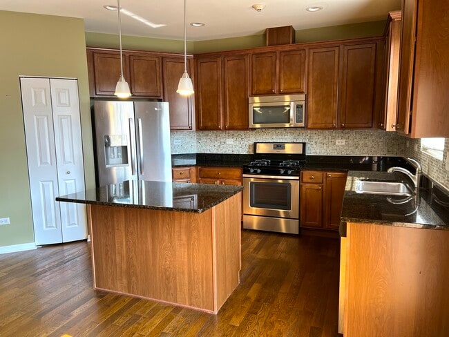 Building Photo - 2553 Dunraven Ave