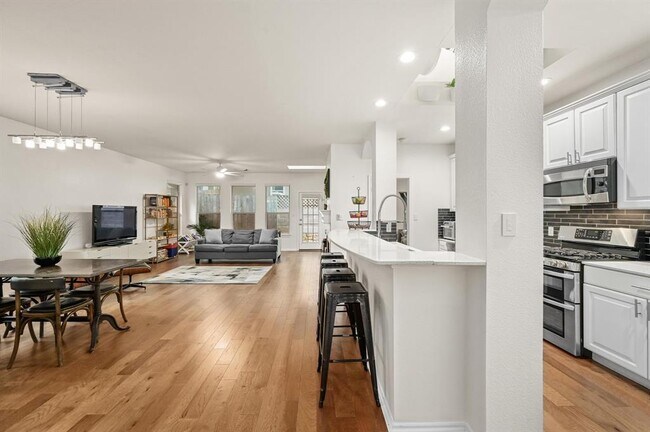 Foto del edificio - 2721 Kinney Oaks Ct