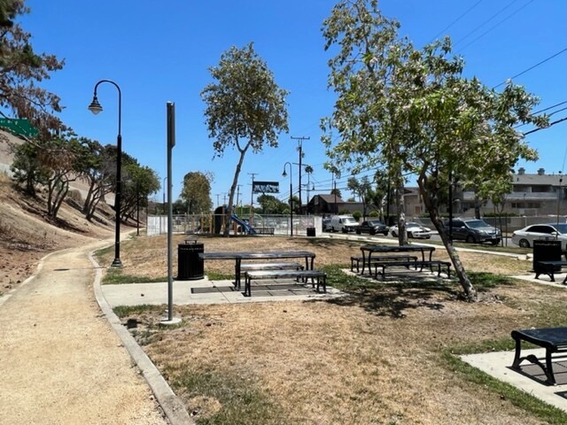 Estacionamiento público y área de picnic al otro lado de la calle - 9248 Palm St