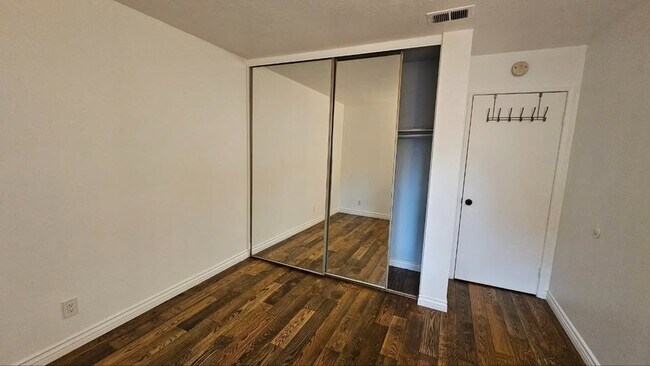 Foto del edificio - 2060 E 5th St