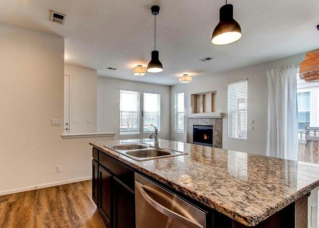 Foto del edificio - 8381 E 33rd Ave