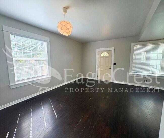 Foto del edificio - Charming 3BR Home with Spacious Yard & Bonus Living Space