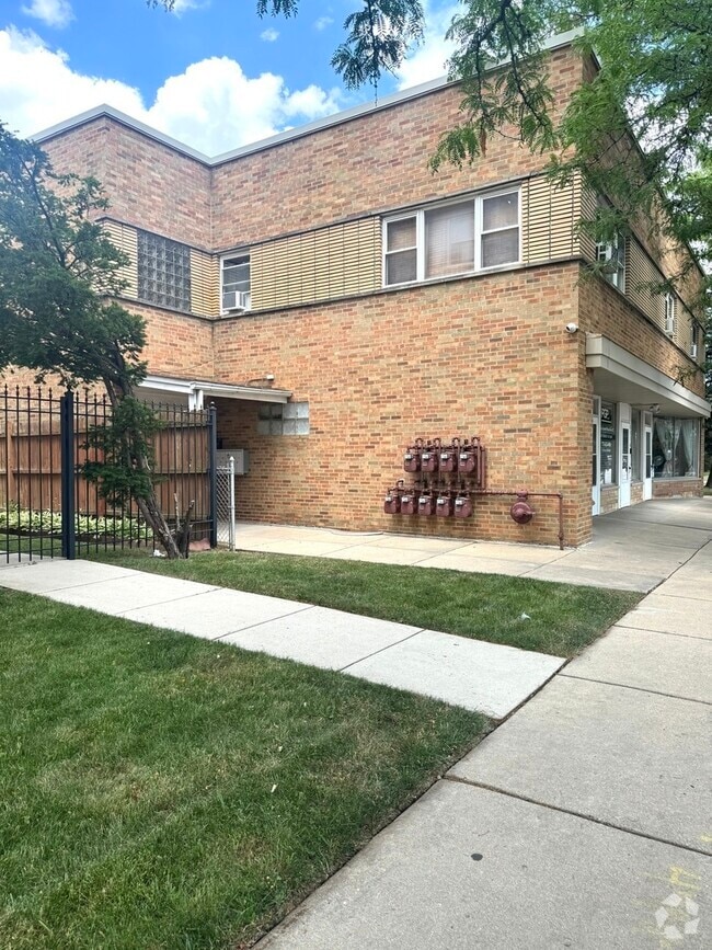 Building Photo - 5716 W Lawrence Ave
