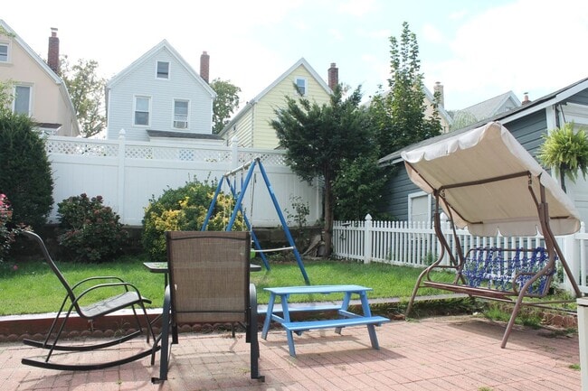 Building Photo - 6954 Loubet St