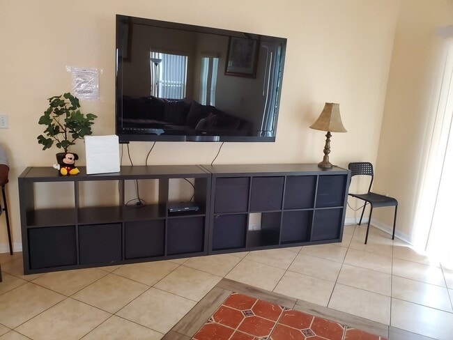 Building Photo - 501 Castlemain Cir