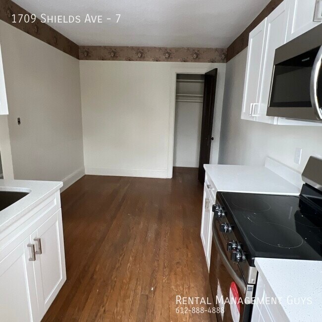 Foto del edificio - Huge 2 Bedroom! Completely Remodeled!