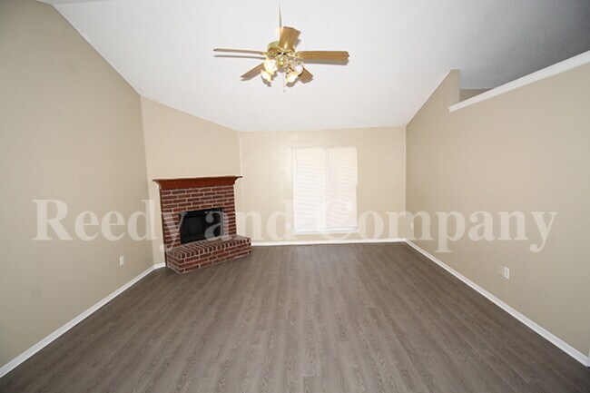 Building Photo - 10770 Oak Leaf Dr