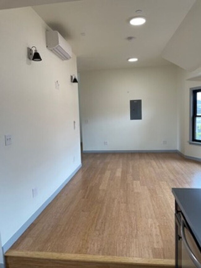 Building Photo - Please call Shami at (415) 225-2543 to sch...
