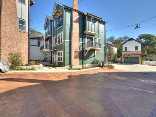 Foto del edificio - Stunningly sophisticated 3 level condo con...