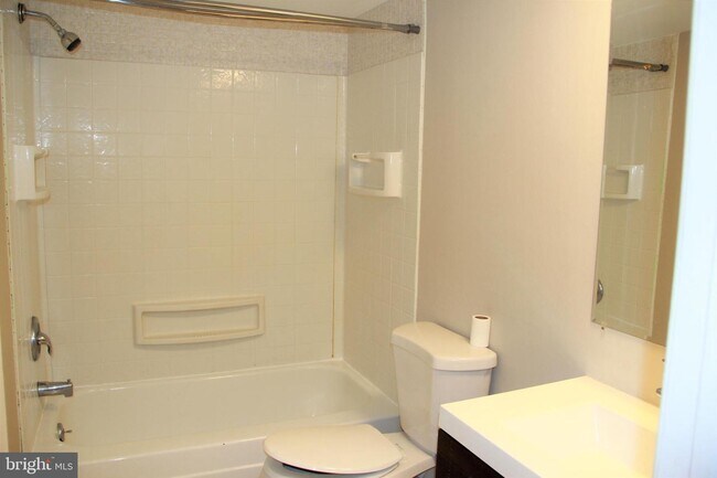 Building Photo - 221 Drummers Ln