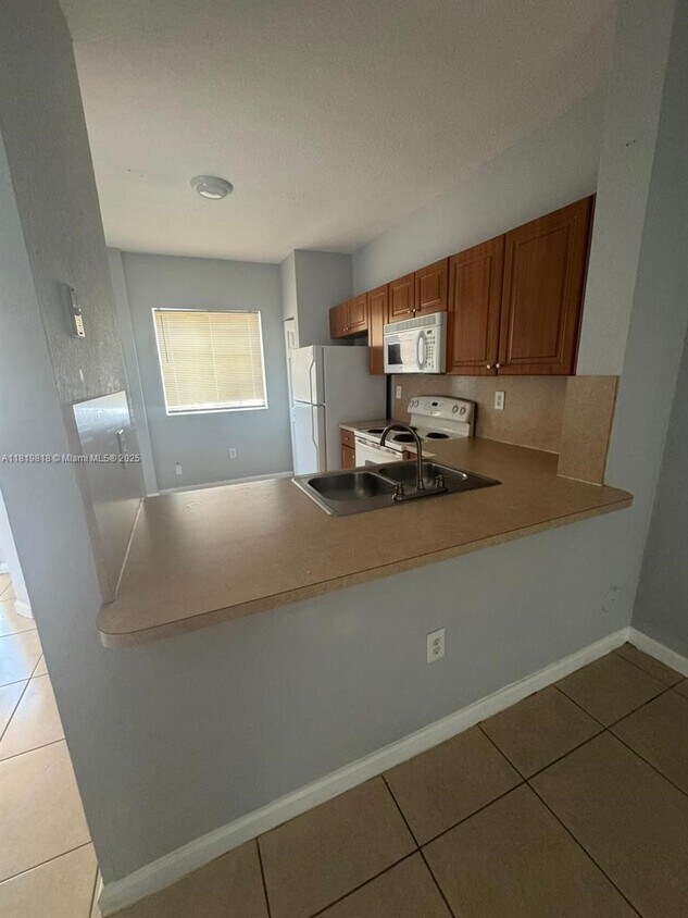 Primary Photo - 8811 S Isles Cir