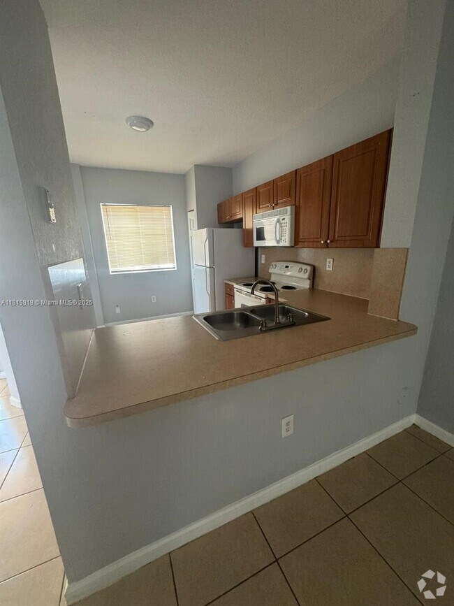 Building Photo - 8811 S Isles Cir