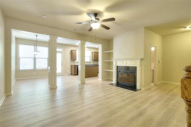 Foto del edificio - 3702 Brockenhurst Dr