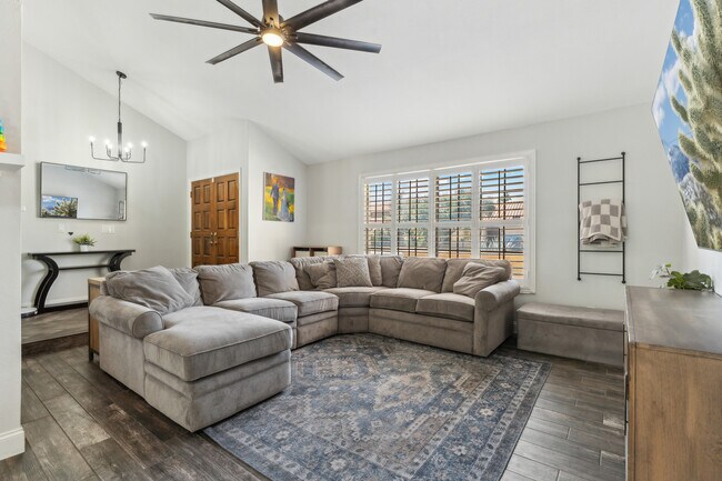 Foto del edificio - 438 E Larkspur Ln