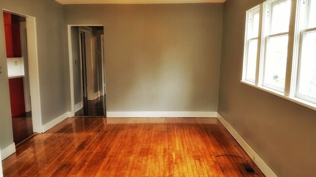 Building Photo - 517 W Broadway Ave