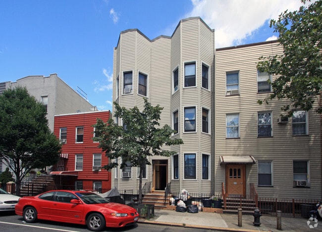 Building Photo - 704 Leonard St