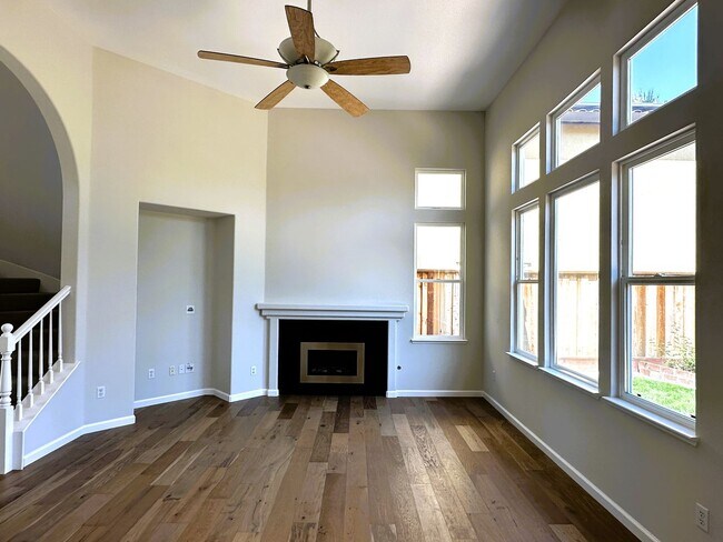 Building Photo - Gorgeous 3 bedroom, 2.5 bathroom home in H...