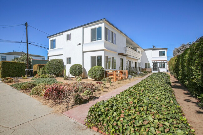 Building Photo - 1321 Oak St
