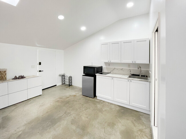 Building Photo - 7302 Zelzah Ave