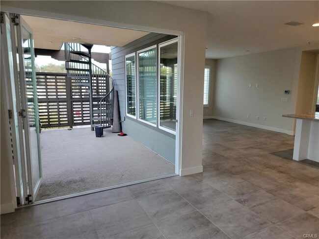 Building Photo - 325 Doheny Way