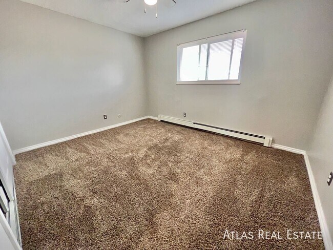 Building Photo - 2913 Straus Ln