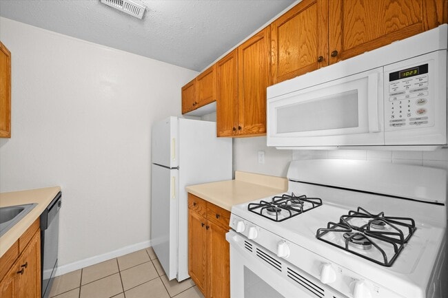 Building Photo - 2107 N Keebler Ave