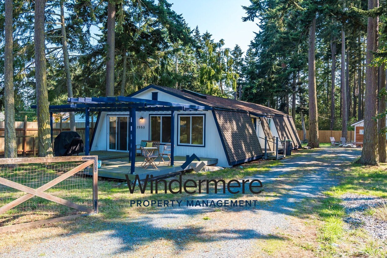 Primary Photo - Fully Furnished 3 Bedroom/2 Bathroom