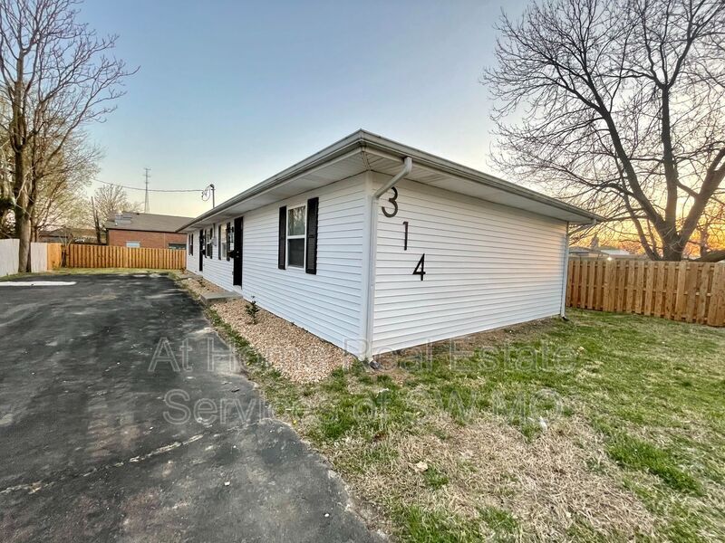 314 E ster St Unit B, Springfield, MO 65802 Condo for Rent in