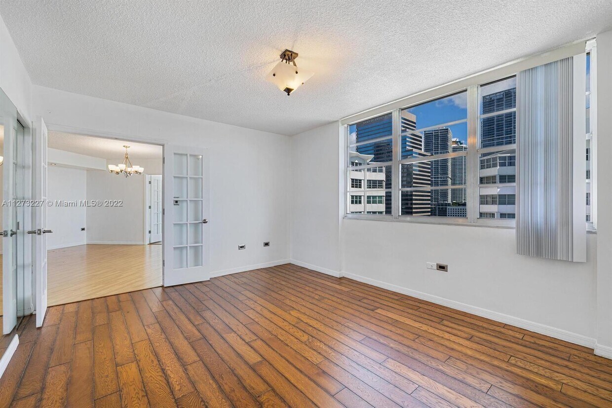 Foto del edificio - 905 Brickell Bay Dr