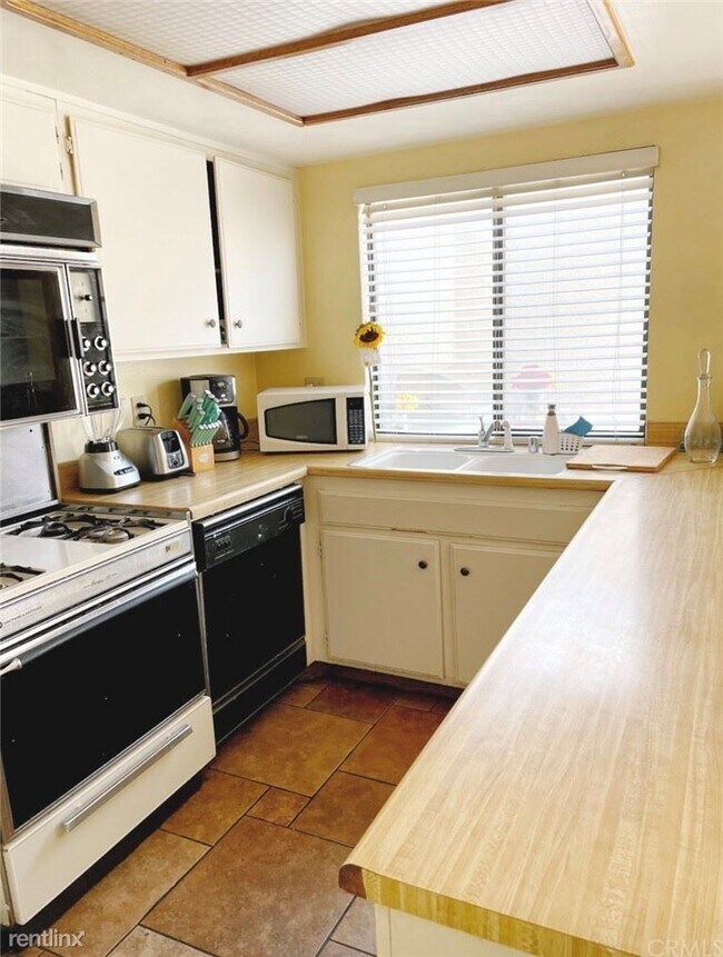 Foto del edificio - 3 br, 2 bath Condo - 15230 Roxford St Unit 53