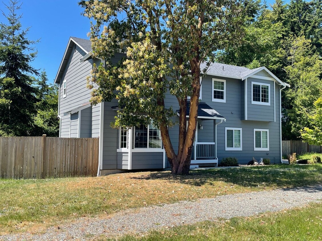 Primary Photo - Beautiful, Spacious 4 Bedroom - 2.75 Bath ...